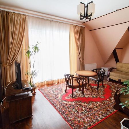 خاركيف Hotel On Khmelnytskogo 8 المظهر الخارجي الصورة