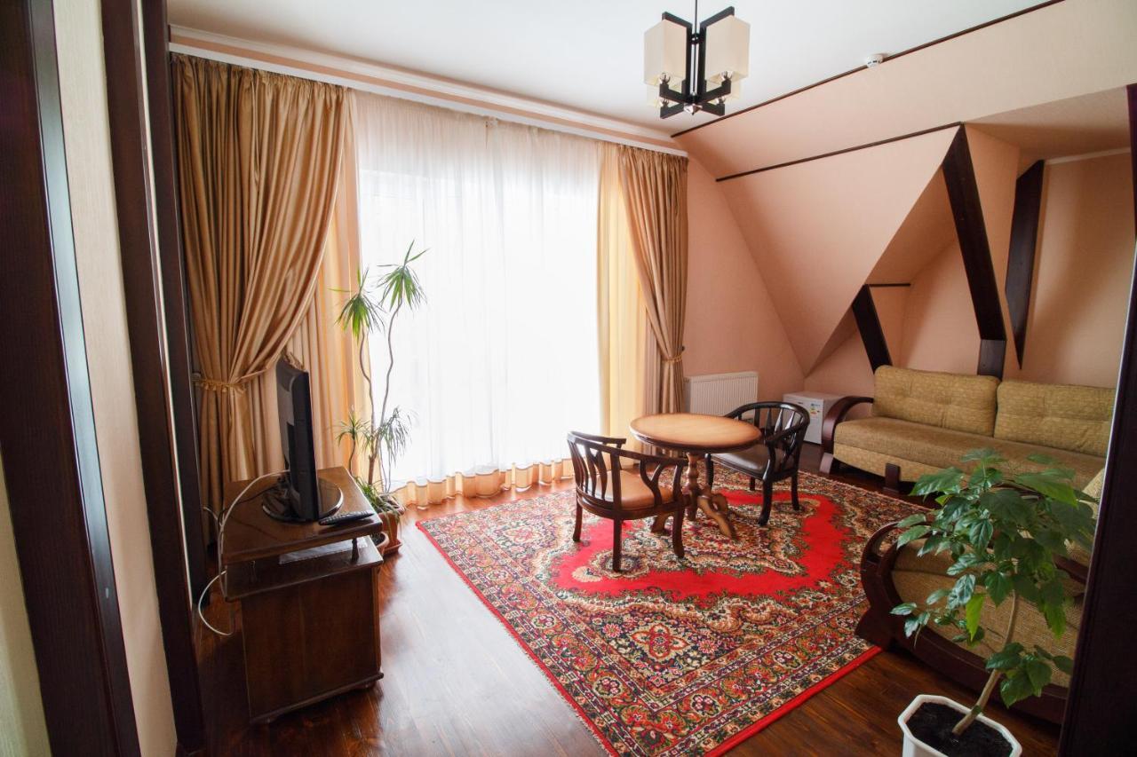 خاركيف Hotel On Khmelnytskogo 8 المظهر الخارجي الصورة
